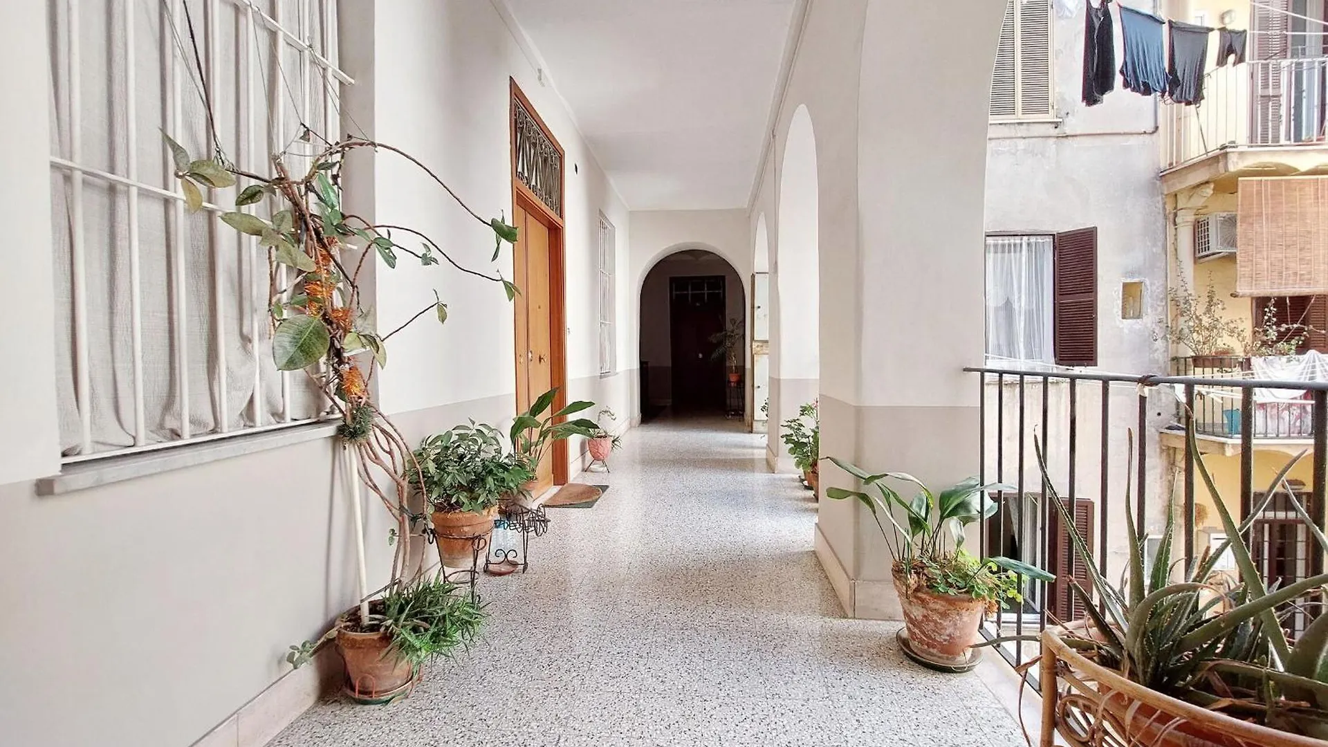 1 Bd With Balcony San Giovanni By Halldis روما شقة